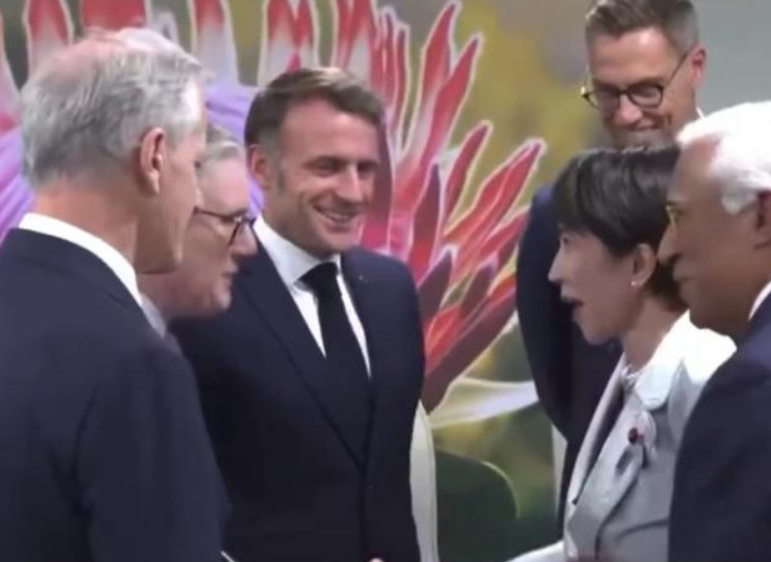 高市早苗尬笑 迟到的“服装外交”